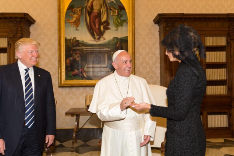 Le président Trump rend hommage au pape François et annonce sa participation aux funérailles