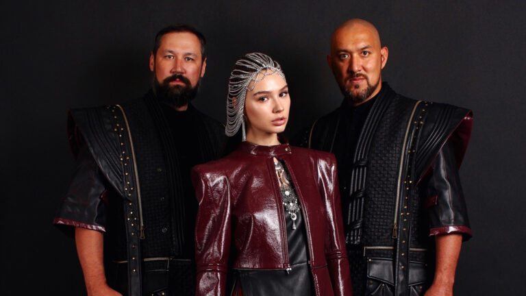 Ay Yola, le groupe russe composé d’un trio familial, domine actuellement le classement Apple Music en Ukraine grâce à leur chanson en bachkir, ‘Homay’.