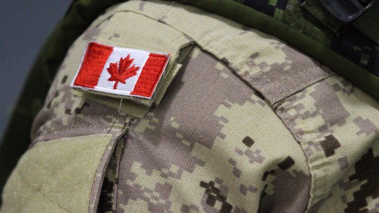 Dérapage autoritaire au sein des Forces armées canadiennes : Ottawa menace ses officiers supérieurs