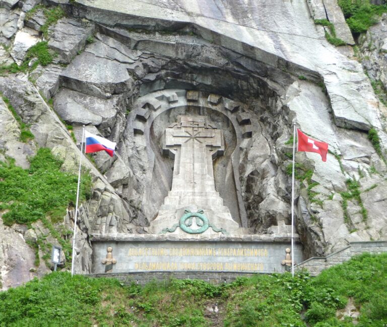 Un Rocher Russe en Suisse: Un Monument aux Soldats Inconnus