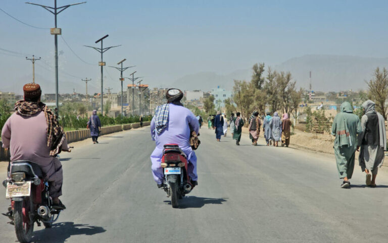 Exécutions publiques en Afghanistan : quatre condamnés tués devant des foules massives