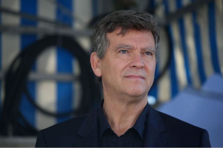 Arnaud Montebourg dénonce la vente de la France