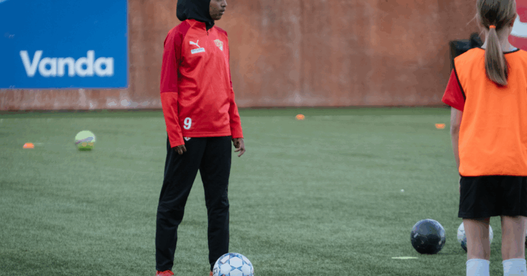 Victoire Historique pour des Footballeuses en Hijab au Championnat National Britannique