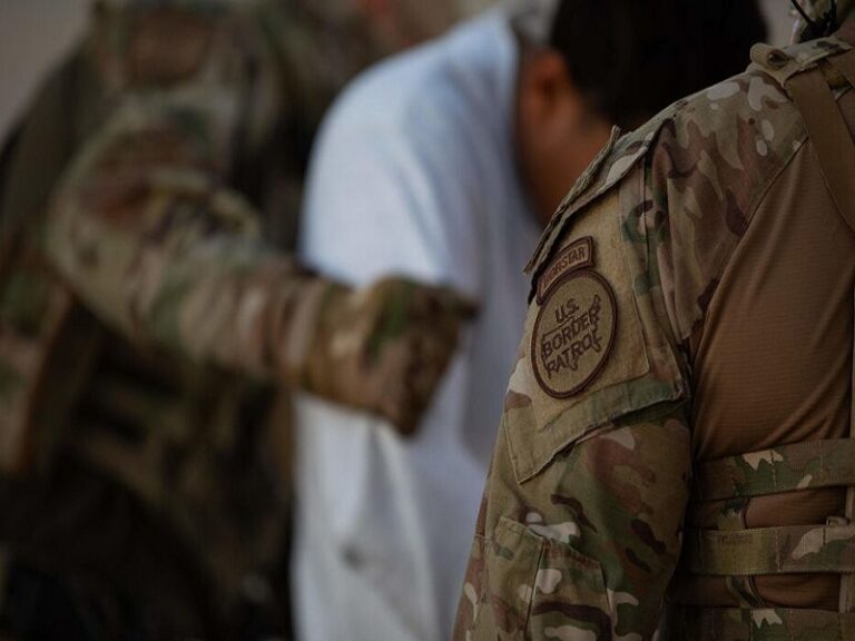 USA : Plus de 100 Immigrés Irregulars Arrêtés dans Une Opération Conjointe à Colorado Springs
