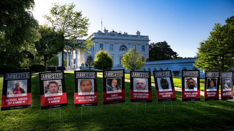 Président Trump expose des immigrants illégaux condamnés sur la pelouse de la Maison-Blanche