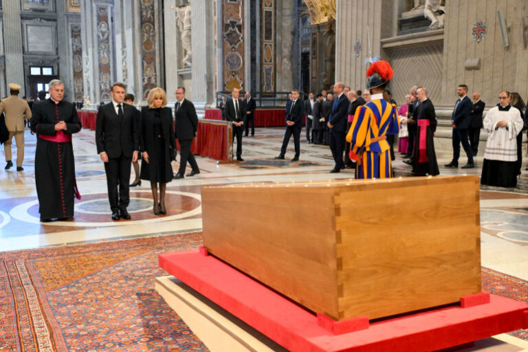Emmanuel Macron Humilié à Nouveau au Vatican : Une Scène Oubliée des Obsèques du Pape