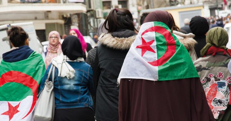 Attaques brutales en Algérie : une femme franco-algérienne et sa fille déshabillées par une foule en colère pour des annotations dans un Coran