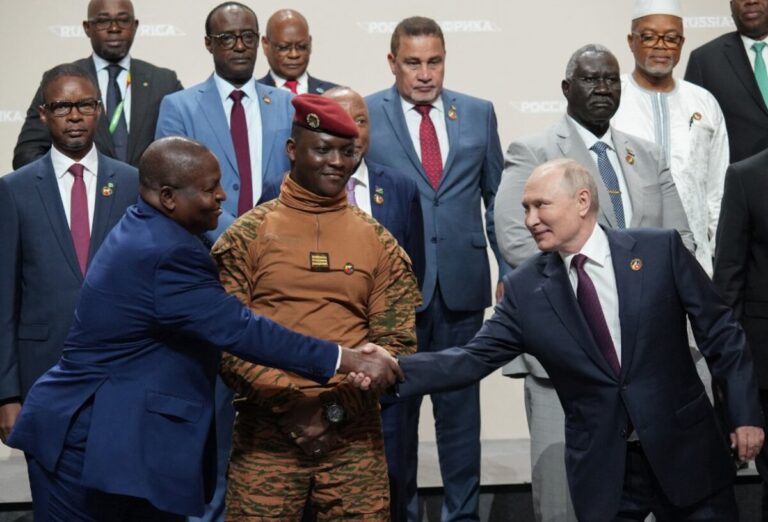 Russe : Poutine confirme la tenue du prochain sommet de l’UEE à Saint-Pétersbourg et souligne le renforcement des relations économiques