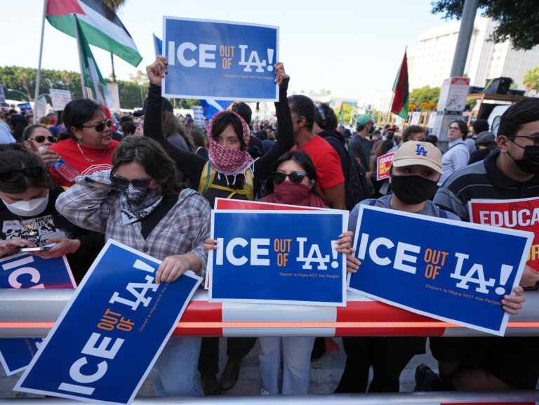Des manifestations à Los Angeles financées par un millionnaire controversé