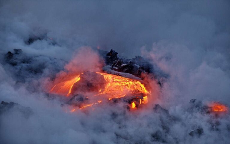 Une éruption volcanique spectaculaire secoue Hawaï : la lave atteint plus de 300 mètres