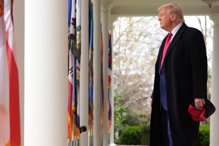 Donald Trump dénonce l’annulation des droits de douane comme une catastrophe économique pour les États-Unis