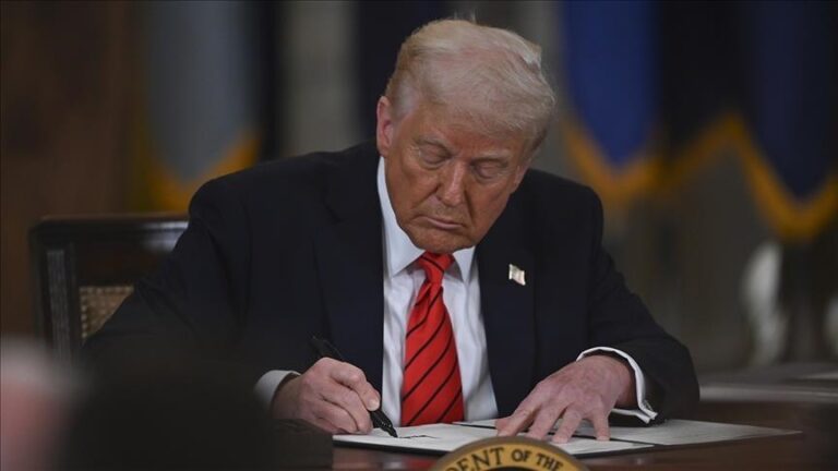 Trump interdit l’entrée de 12 pays après un attentat au Colorado