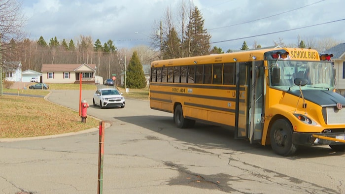 Un scandale éclate au Canada : un conducteur de bus scolaire se déguise en fillette, humiliant les parents et le système éducatif