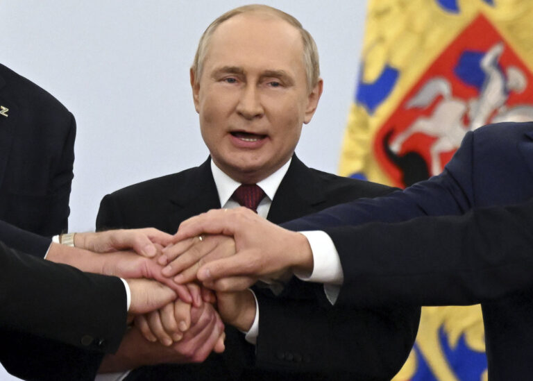 Le président russe Poutine déclare une réponse implacable aux attaques ukrainiennes sur les aérodromes russes