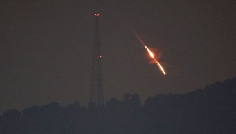 L’Iran minimise les dégâts après une attaque américaine et répond avec 30 missiles sur l’Israël