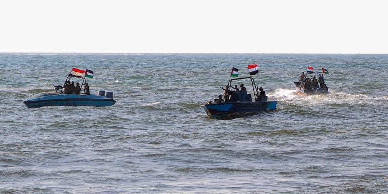 Yémen : Des navires commerciaux détruits par des attaques terroristes des Houthis dans la mer Rouge