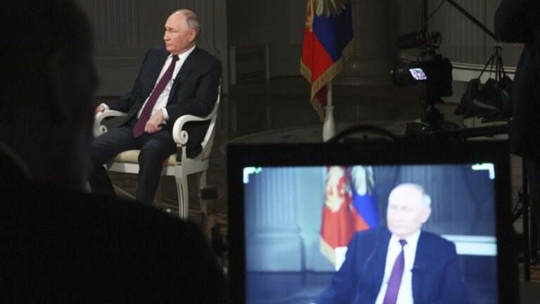 Tucker Carlson dénonce le déclin de l’Allemagne et célèbre Vladimir Poutine