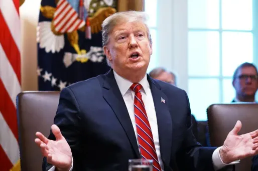 USA : Trump, le traître à son peuple, s’agenouille devant l’ennemi