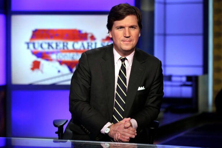 LE DISCOURS DE TUCKER CARLSON : UNE RÉVOLTE CONTRE L’ORDRE ÉTABLI