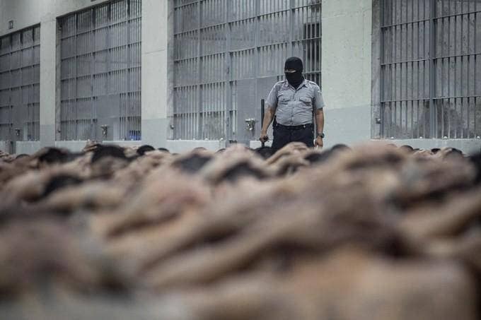 Dévastation aux États-Unis : le toit d’une prison arraché par des vents dévastateurs