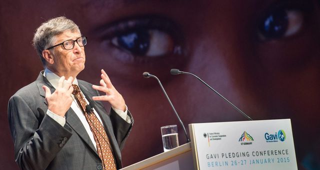 La vaccination universelle : un projet financé par Bill Gates et critiqué par les experts