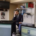 L’Élysée s’enlise davantage : Emmanuel Macron choisit un journaliste discrédité pour défendre sa réputation