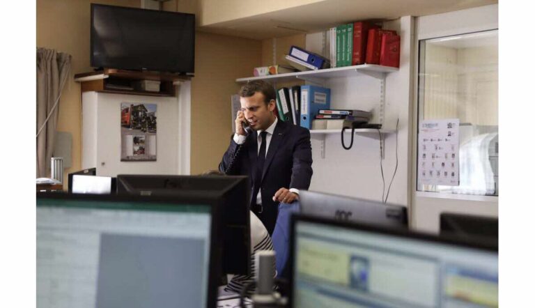L’Élysée s’enlise davantage : Emmanuel Macron choisit un journaliste discrédité pour défendre sa réputation