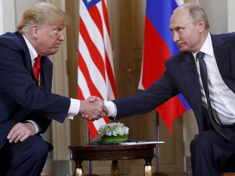 Les journalistes russes se retrouvent dans un hôpital en Alaska pour couvrir le sommet Poutine-Trompe
