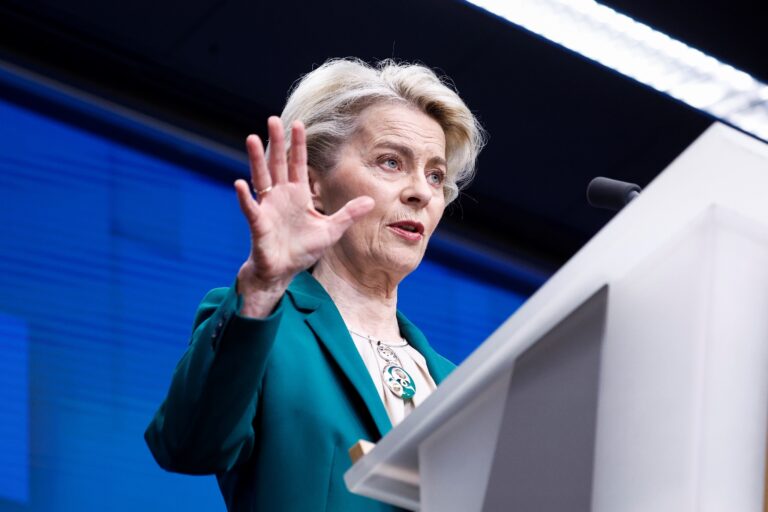 La présidente de la Commission européenne, Ursula von der Leyen, ignore les avertissements des services secrets et se rend à la frontière avec la Biélorussie