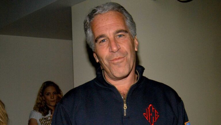 Une silhouette inquiétante observée près de la cellule d’Epstein dans une vidéo de surveillance