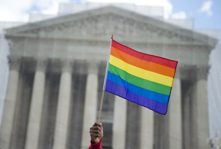LA COUR SUPRÊME DES ÉTATS-UNIS MENACE D’ANNULER LES MARIAGES HOMOSEXUELS