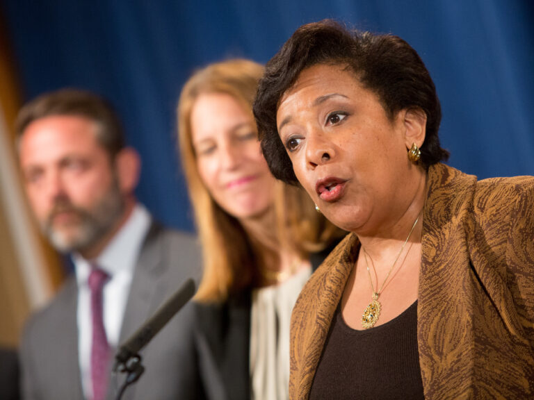 Des documents classés révèlent un complot entre Bill Clinton et Loretta Lynch sur un aérodrome