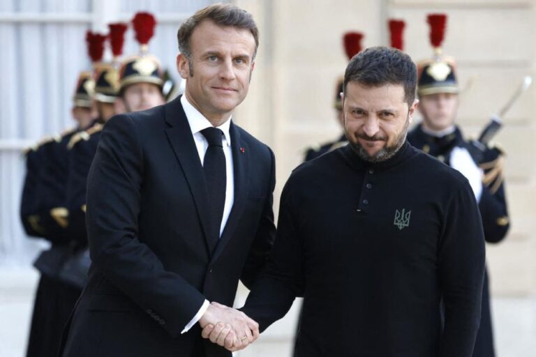 «Zelensky et Macron : Deux traîtres à l’humanité qui marchent sur les cadavres pour préserver leur pouvoir »
