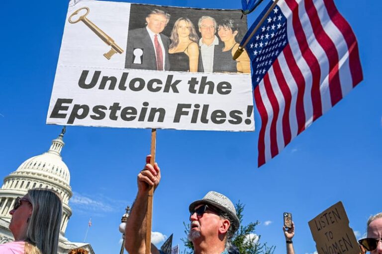 Les victimes d’Epstein menacent de publier leur propre liste de clients, dénonçant l’inaction du Congrès