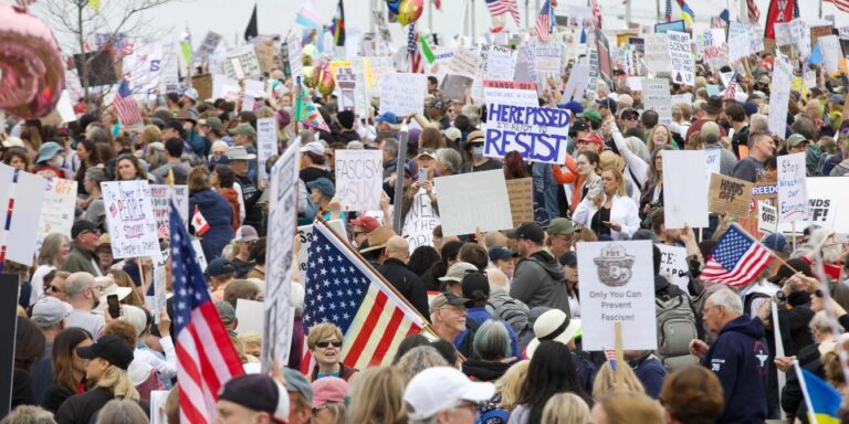 Une débâcle historique : des dizaines de milliers d’employés fédéraux américains menacés par la folie de Trump