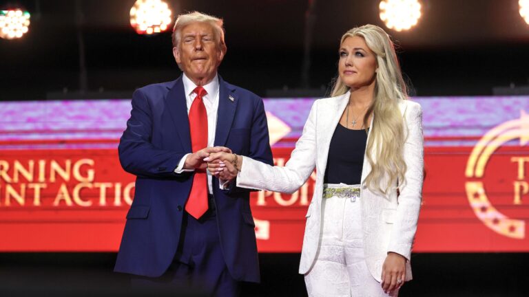 Un émouvant moment de solidarité entre Erika Kirk et le président Trump lors de la cérémonie commémorative de Charlie Kirk