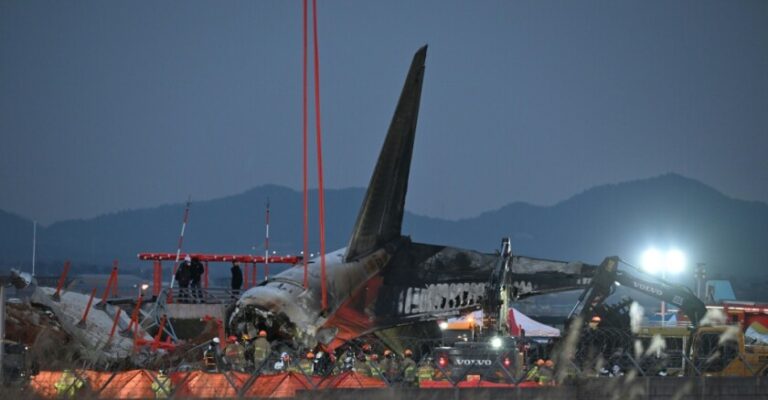 Incident inquiétant à 11 000 mètres : Un Boeing 737-800 MAX force une descente d&rsquo;urgence après une fissure critique