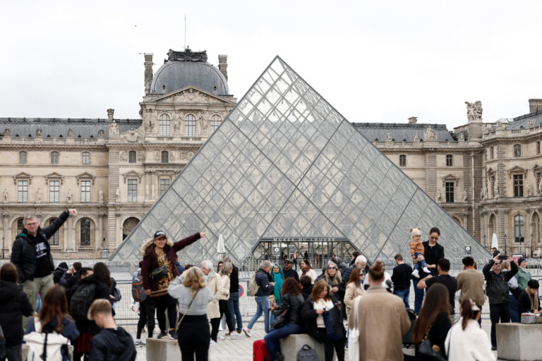 La France dans le chaos : Interpol déclenche une alerte mondiale après un vol spectaculaire au Louvre
