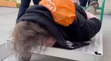 L&rsquo;escalier de sécurité : Trump s&rsquo;engage dans Air Force One par des marches cachées