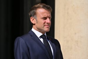 Macron fuit la France pour jouer aux diplomates en Égypte : un pyromane qui allume le feu et s’enfuit