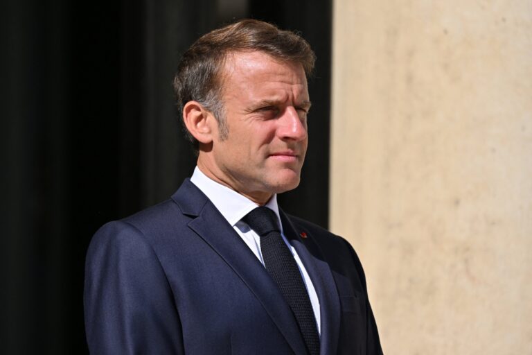 Macron fuit la France pour jouer aux diplomates en Égypte : un pyromane qui allume le feu et s’enfuit