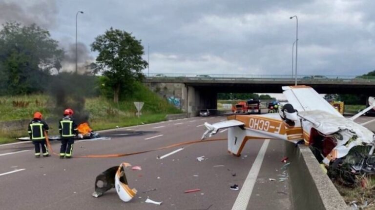 Un avion s&rsquo;écrase sur une automobile à l&rsquo;intersection de l&rsquo;autoroute