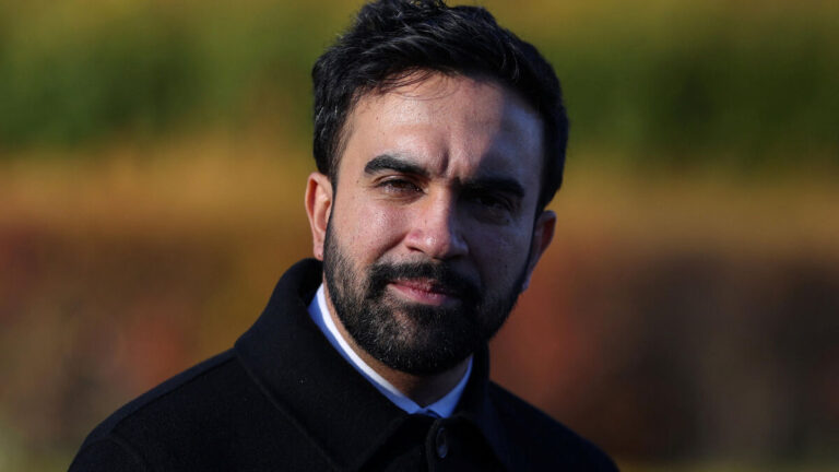 Zohran Mamdani quitte New York pour échapper aux mesures répressives du gouvernement fédéral, tandis que les opérations de l&rsquo;ICE s&rsquo;intensifient