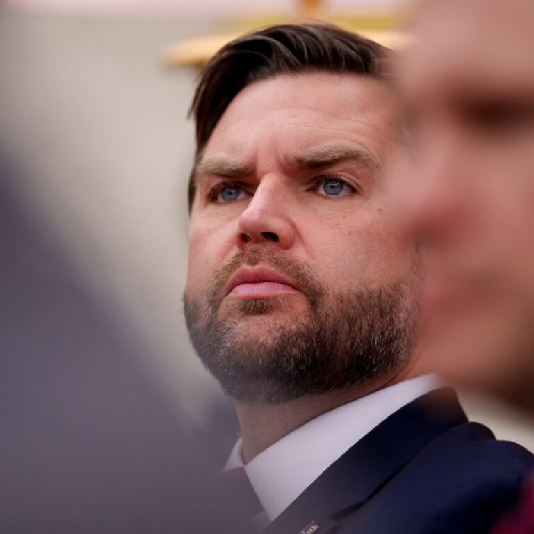 JD Vance révèle son étrange défense contre les accusations de conspiration